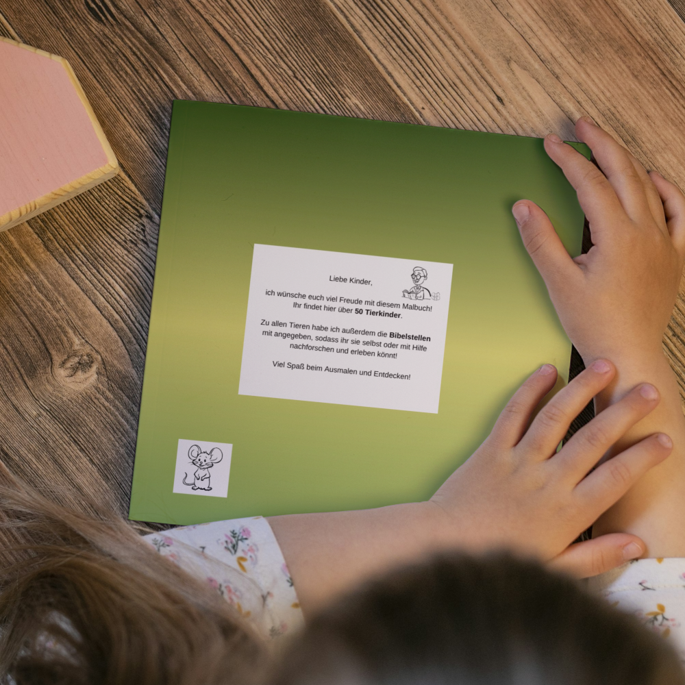 „Tierkinder in der Bibel" – Christliches Malbuch für Kinder ab 3 Jahren 2 Ein Kind liest eine christliche Botschaft in einem Buch, mit einem kleinen Tier-Illustration.
