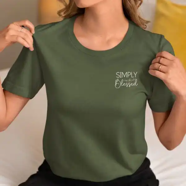 Ein grünes T-Shirt mit dem Text "Simply Blessed" für christliche Mode, Frauenmode, Glauben.