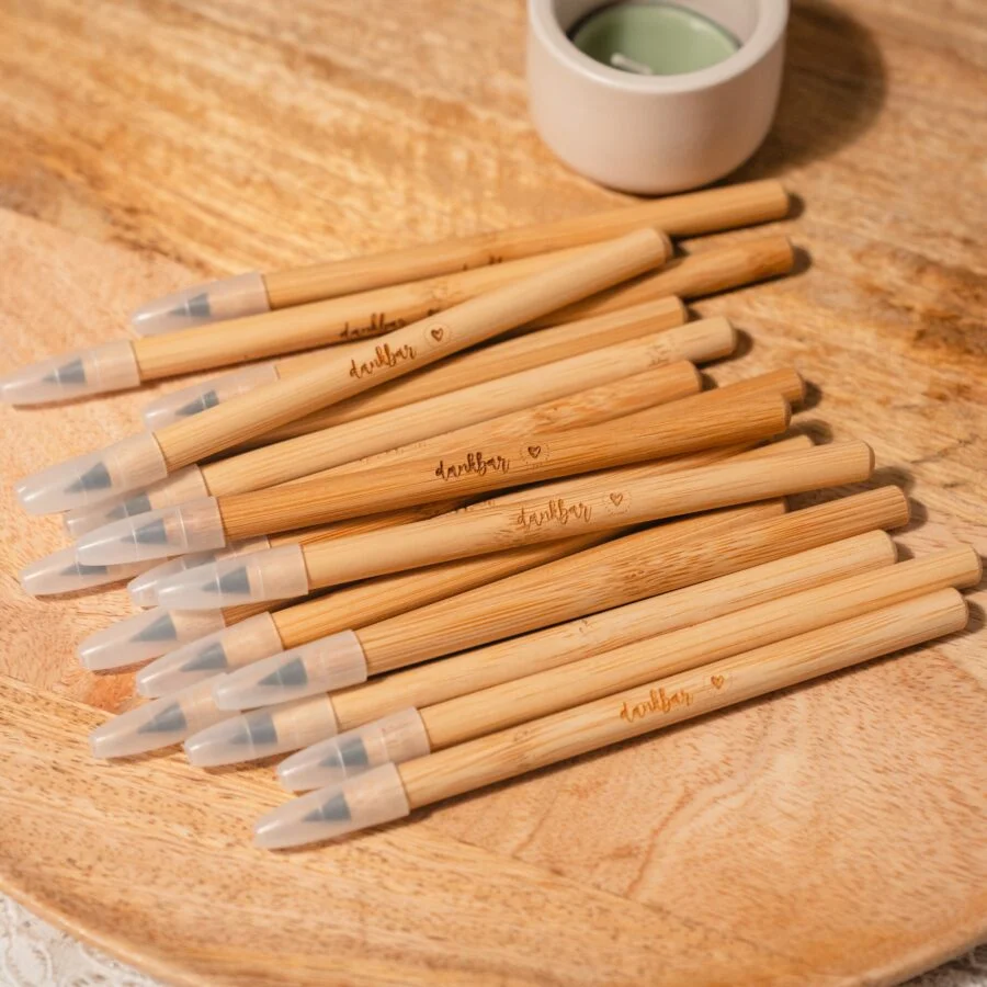 Unendlichkeitsstift 2 Bambus-Kugelschreiber mit Herz- und Dankbarkeitsgravur auf Holztablett.