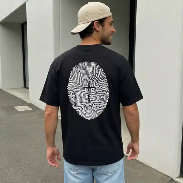 Mann trägt schwarzes T-Shirt mit Fingerabdruck-Design und Kreuz in der Mitte.