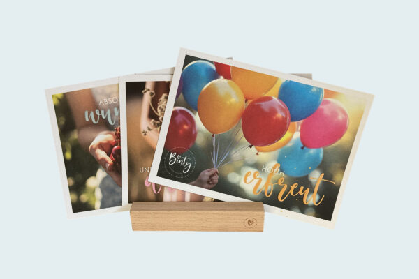 Bunte Ballons mit christlichem Motiv und Text auf Postkarten.
