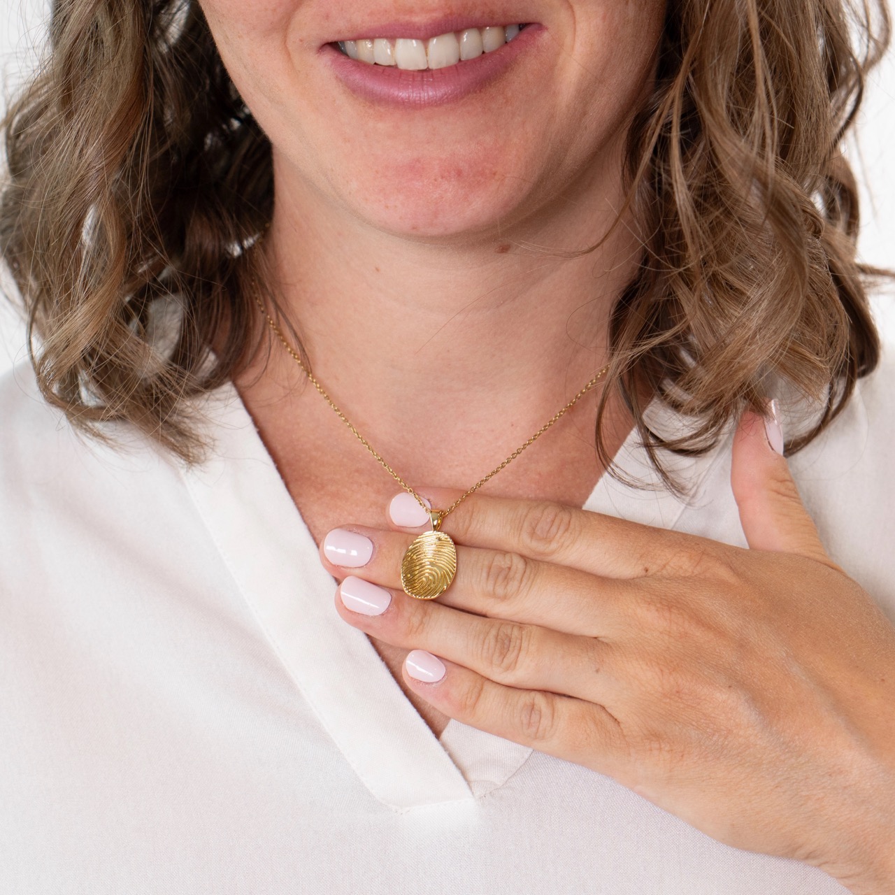 "In Christus" - Halskette | Identität in Christus | vergoldet 5 Frau trägt goldene Halskette mit christlichem Symbol, Nahaufnahme.
