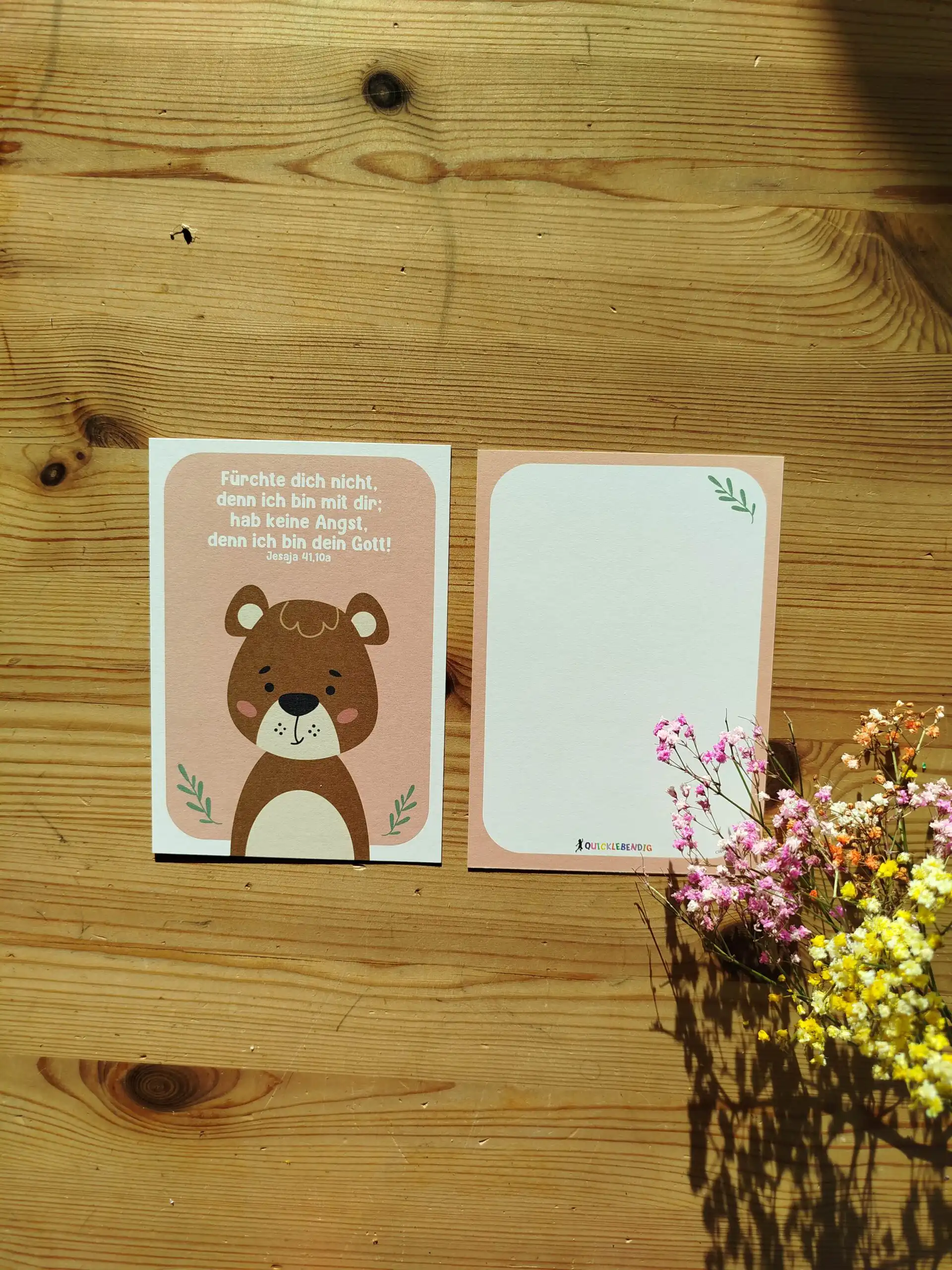 Fürchte dich nicht - Jesaja 41,10b - 5 Postkarte für Kinder 2 Zwei christliche Grußkarten mit Bär und Blumen auf Holz Tisch.