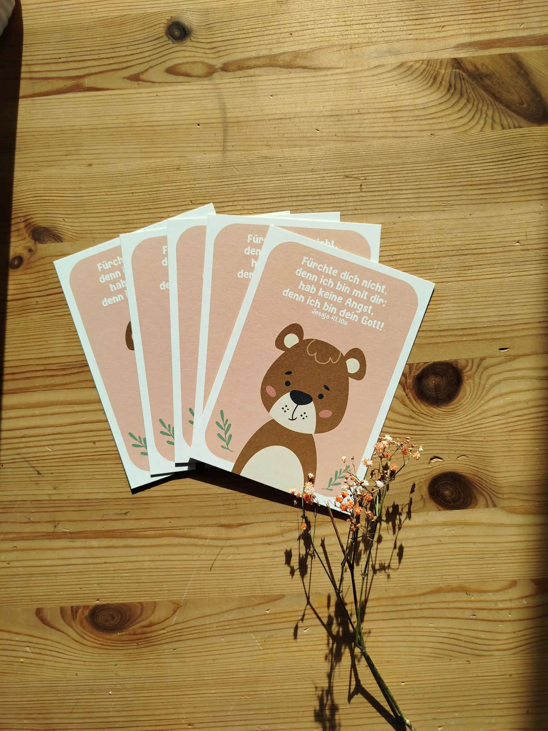 Fürchte dich nicht - Jesaja 41,10b - 5 Postkarte für Kinder 1 Karten mit Bärenmotiv und christlichem Text auf Holzuntergrund.