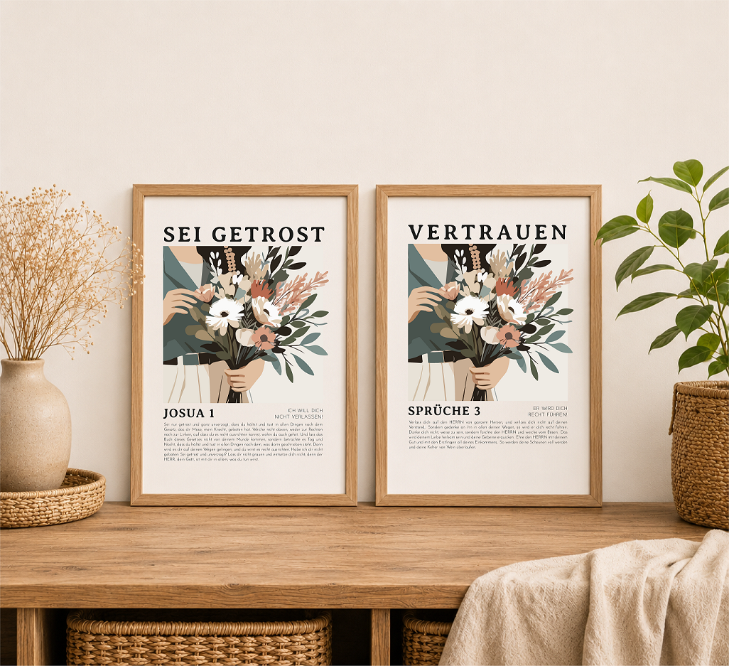 Personalisiertes Bibelversposter 2 Zwei christliche Poster mit Blumenmotiven und Bibelversen in Holzrahmen.