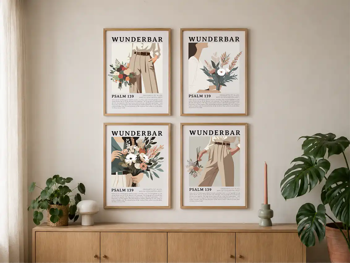 Vier christliche Poster mit Blumen und Psalm 139 in Holzrahmen an Wand.