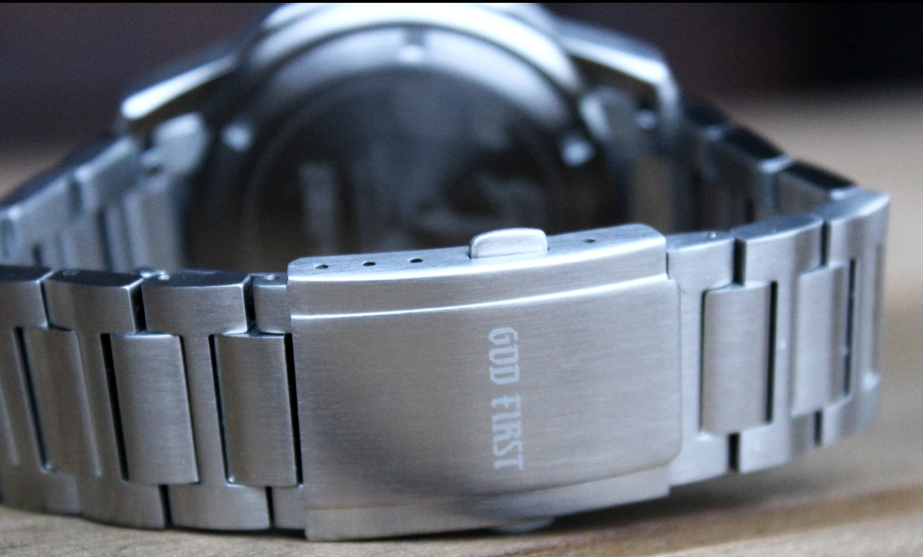 OCEAN OF FAITH - Schweizer Uhr inspiriert vom Glauben - Schwarz Edelstahl 5 Silberarmbanduhr mit Gravur 'Gott vertraue' auf dem Verschluss.