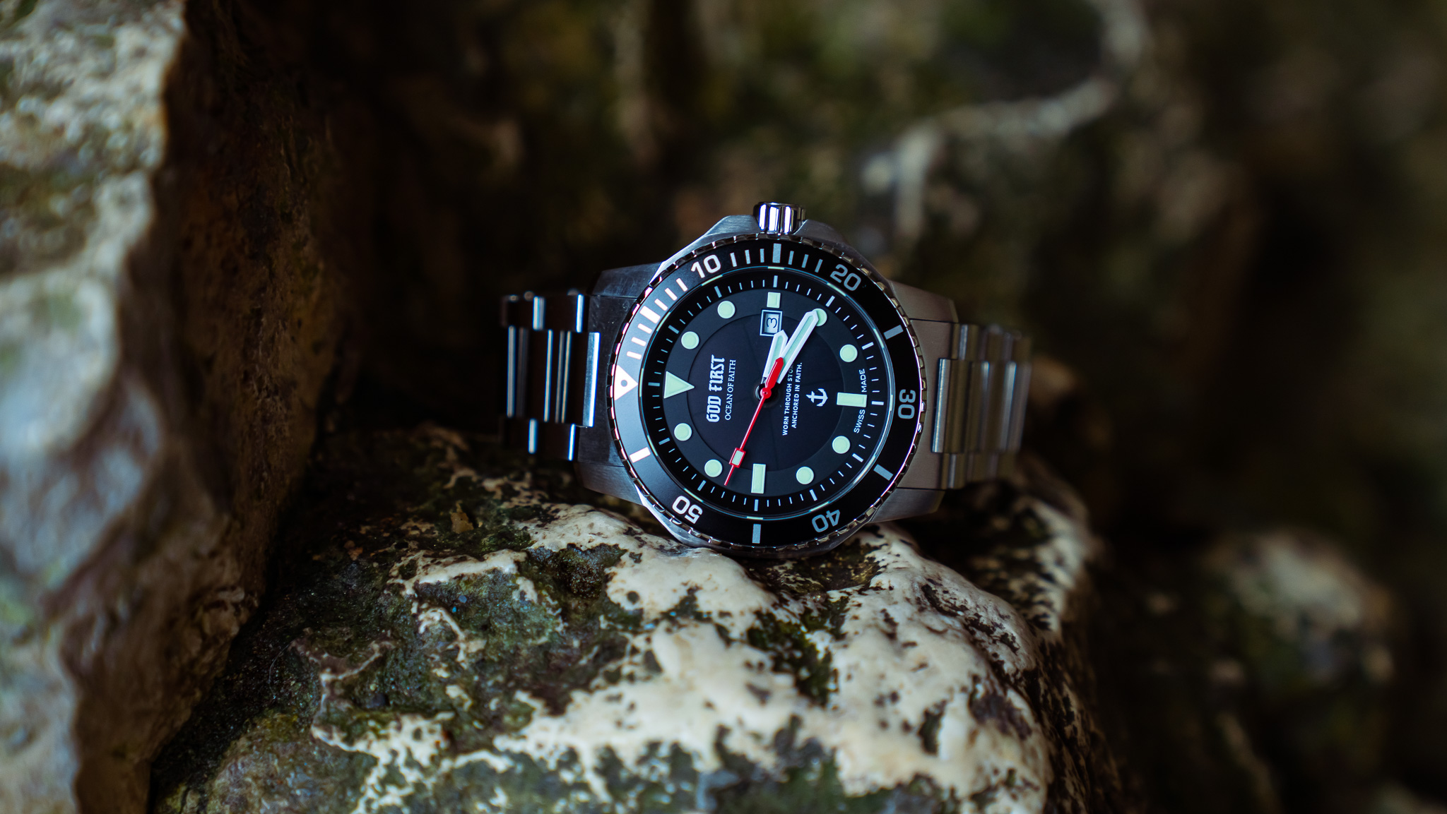 OCEAN OF FAITH - Schweizer Uhr inspiriert vom Glauben - Schwarz Edelstahl 2 Hochwertige christliche Marke Uhr auf Baumstamm im Wald.