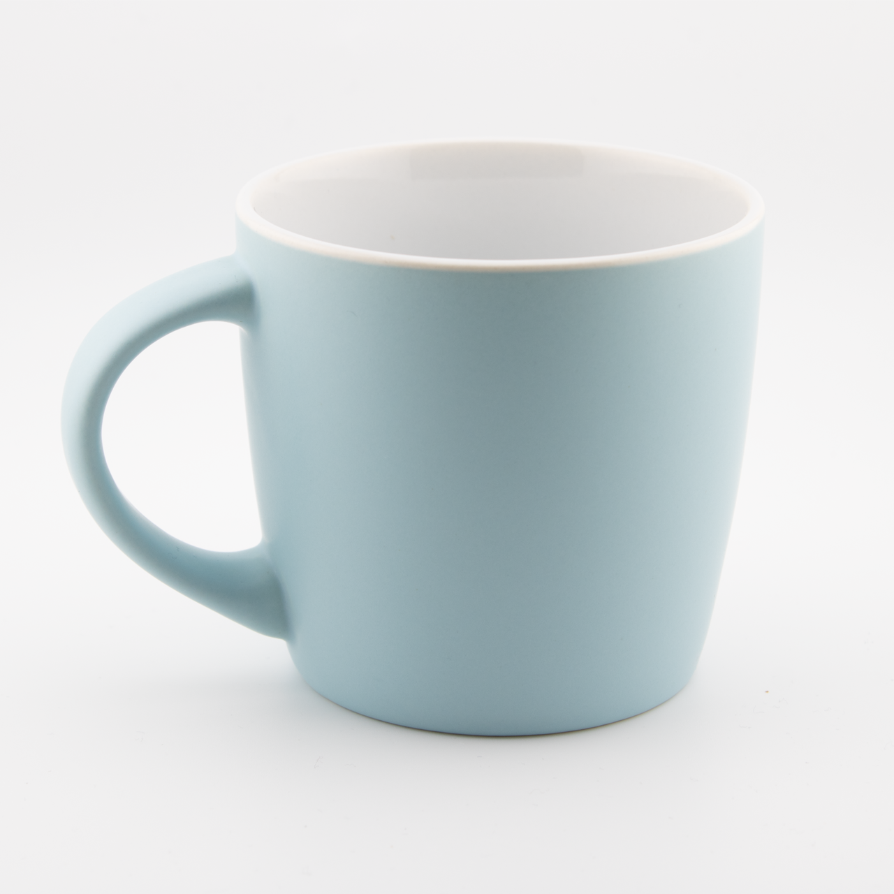 Hellblaue Kaffeetasse auf weißem Hintergrund, schlichtes Design, ideal für christliche Marken.