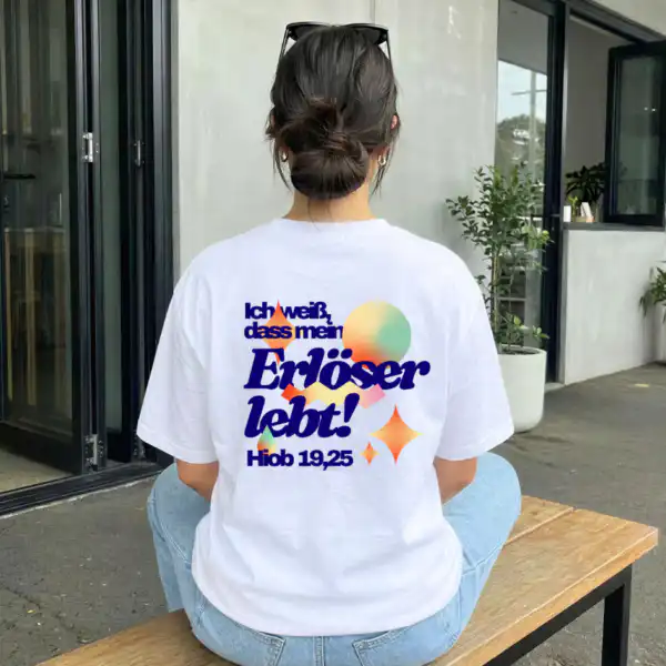Junge Frau mit Bibel-T-Shirt mit christlichem Spruch im Freien.