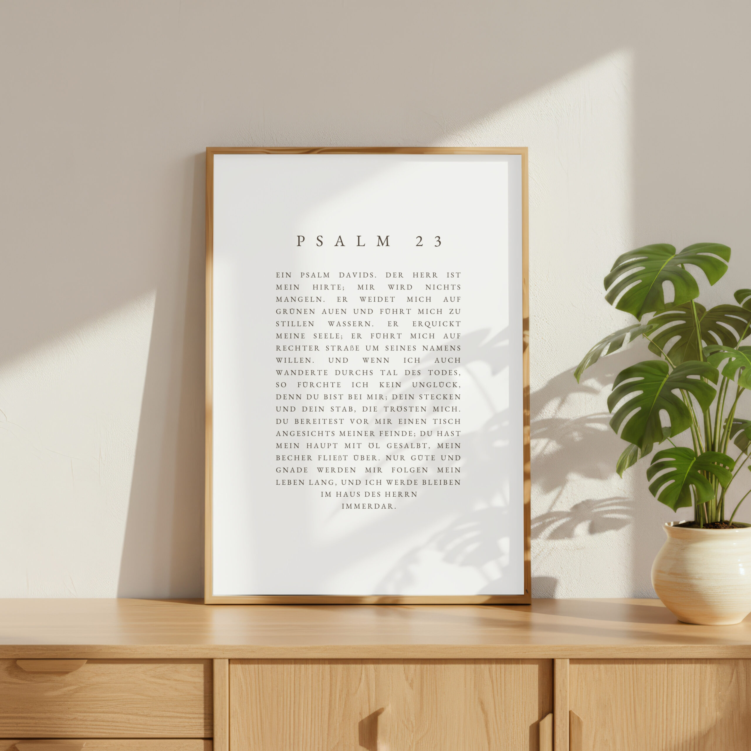PSALM 23 - minimalistisch 5 Gerahmtes Psalm 23 Bibelzitat auf Holzkommode mit Topfpflanze in hellen Raum.
