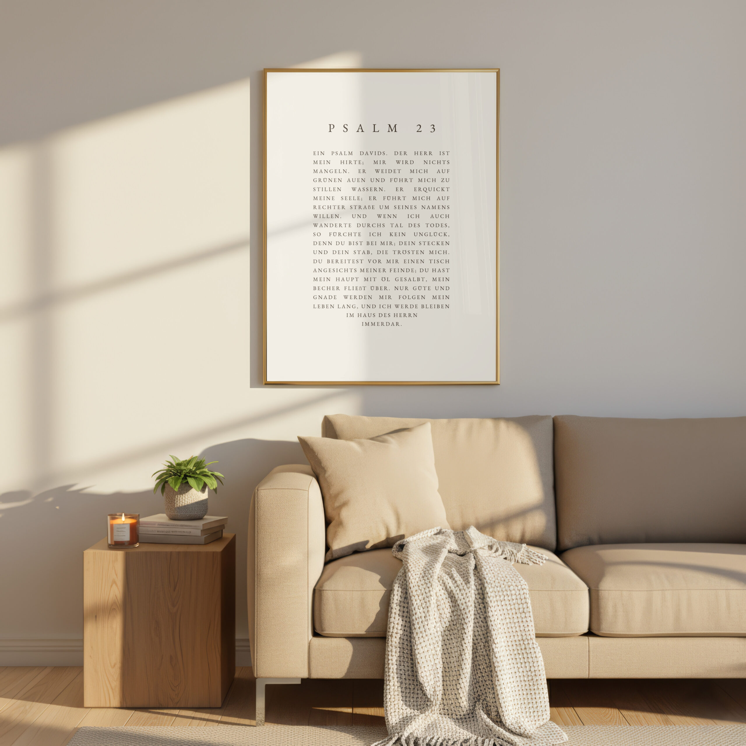 PSALM 23 - minimalistisch 2 Gemütliches Wohnzimmer mit Psalm 23 Wandbild, Sofa und Dekokissen.