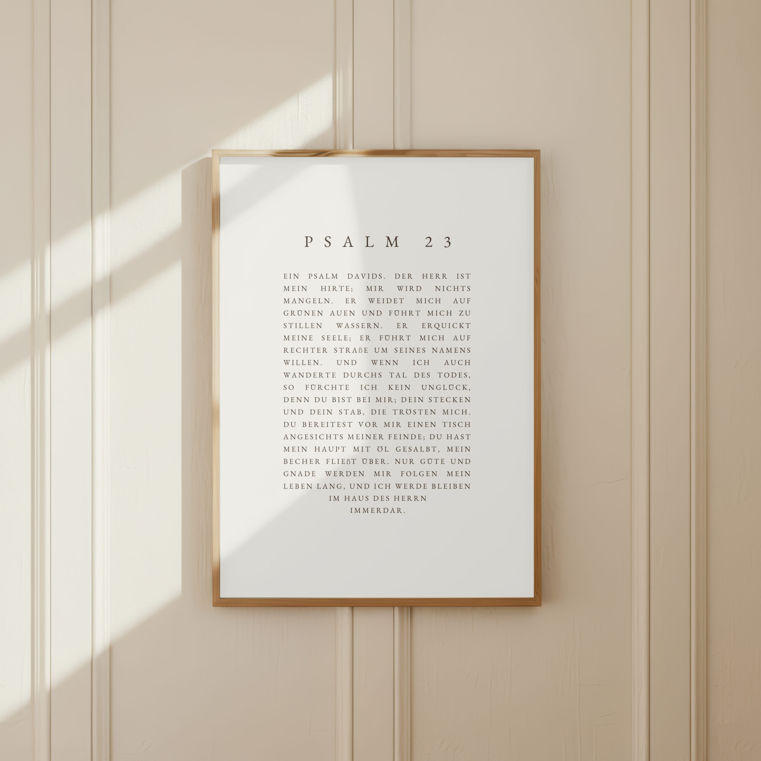 PSALM 23 - minimalistisch 4 Gerahmtes Bibelzitat Psalm 23 an einer weißen Wand in natürlichem Licht.