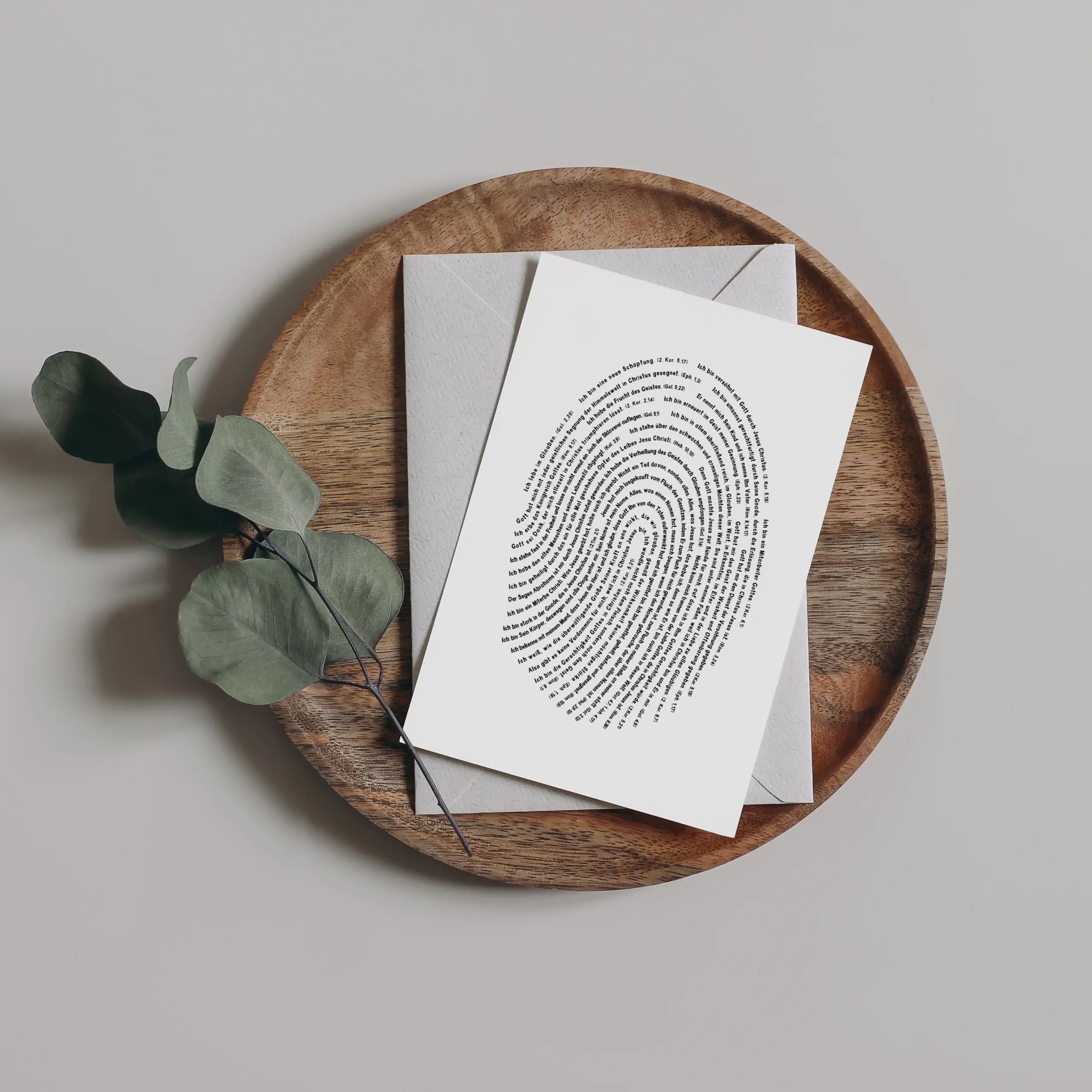 ,,Meine Identität in Christus“ - Postkarte 2er Set 2 Weißes Briefpapier mit Fingerabdruck-Design auf Holztablett mit Eukalyptuszweig.