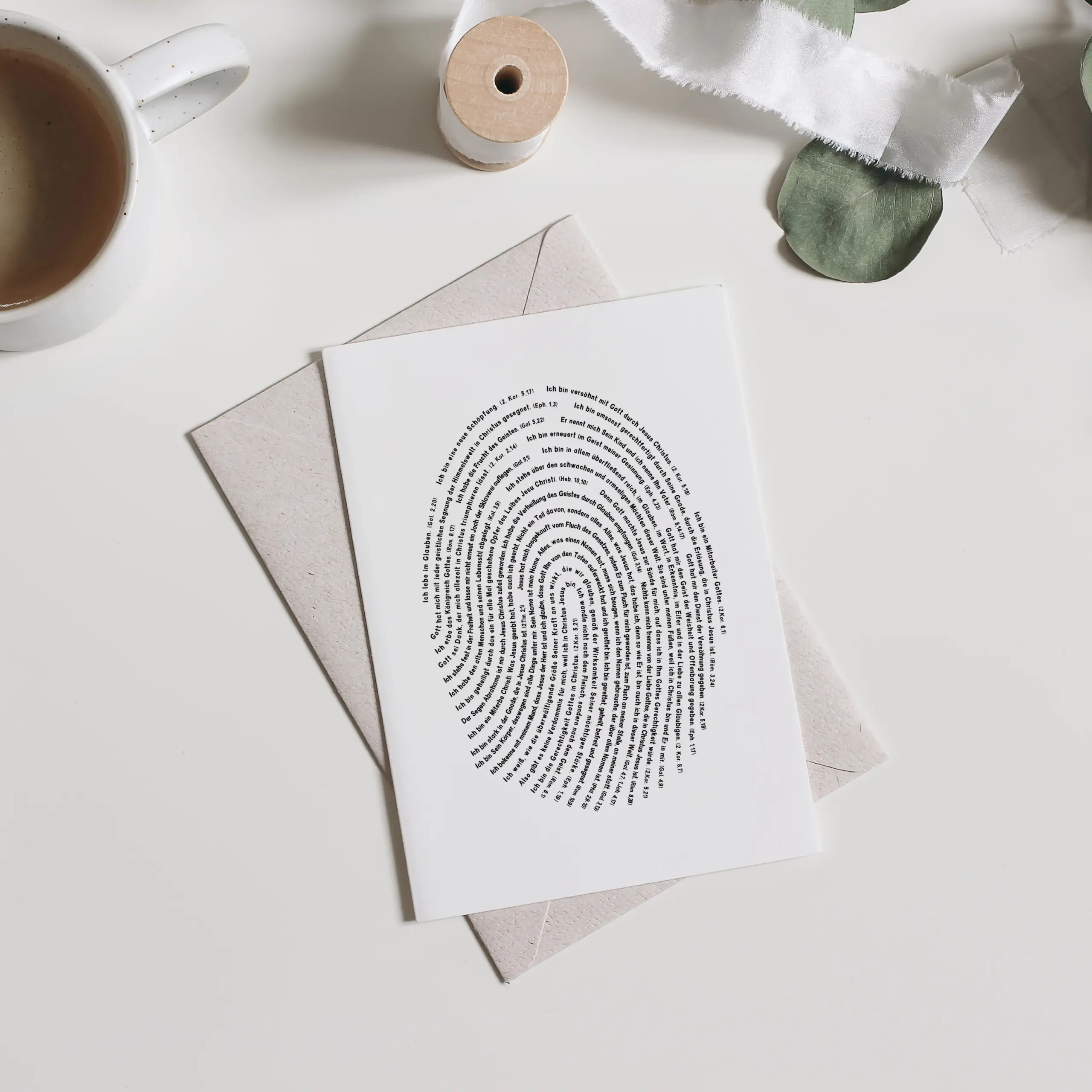 ,,Meine Identität in Christus“ - Postkarte 2er Set 3 Karte mit Fingerabdruck, umgeben von Briefumschlag, Kaffee, Papierrollen und Dekorationen.