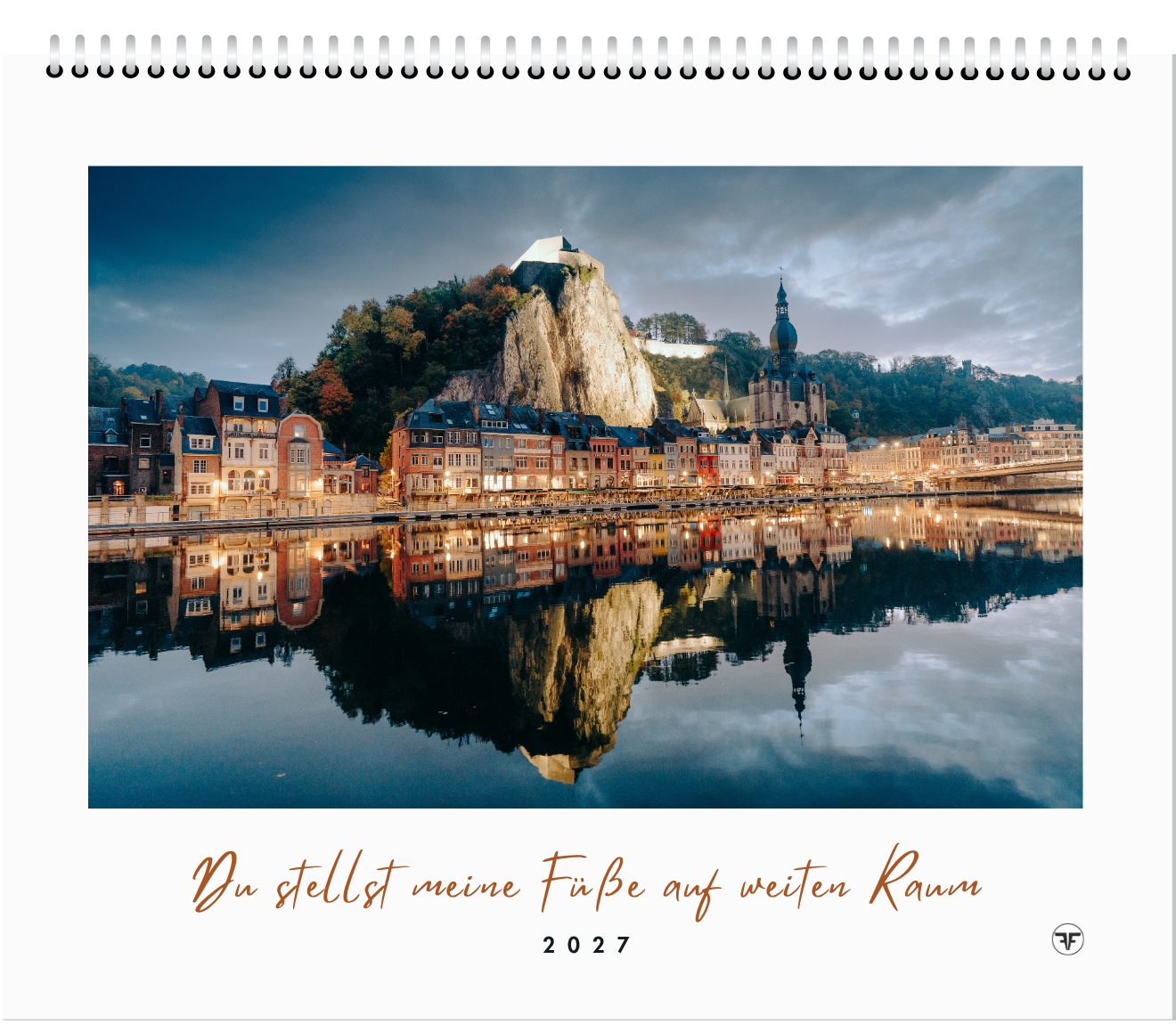 Schöne Stadtansicht mit Burg und Fluss, christliche Botschaft 2027.