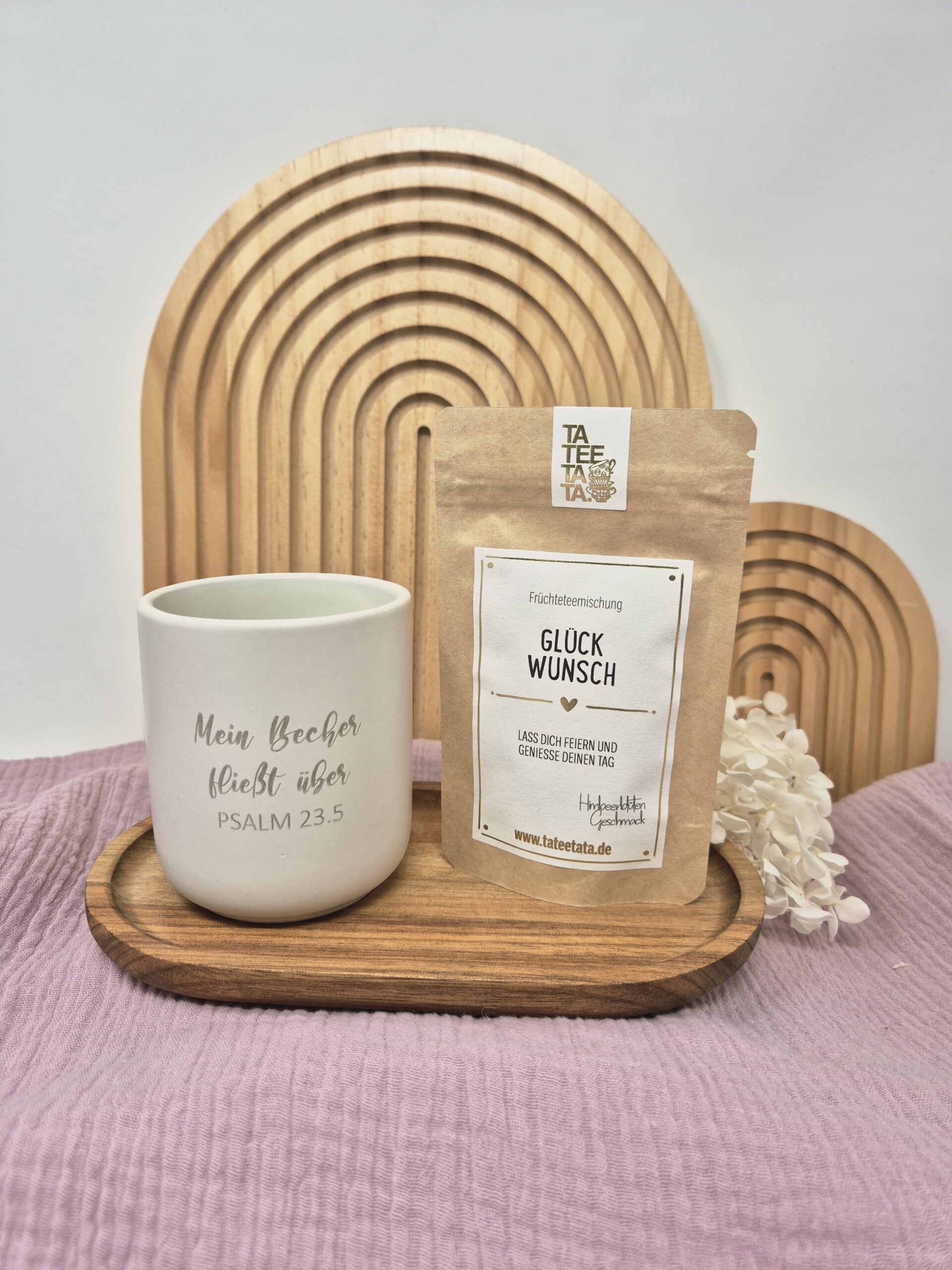 Christliche Geschenkideen mit Tasse, Gebetsbuch und Holzdeko auf Holztablett.
