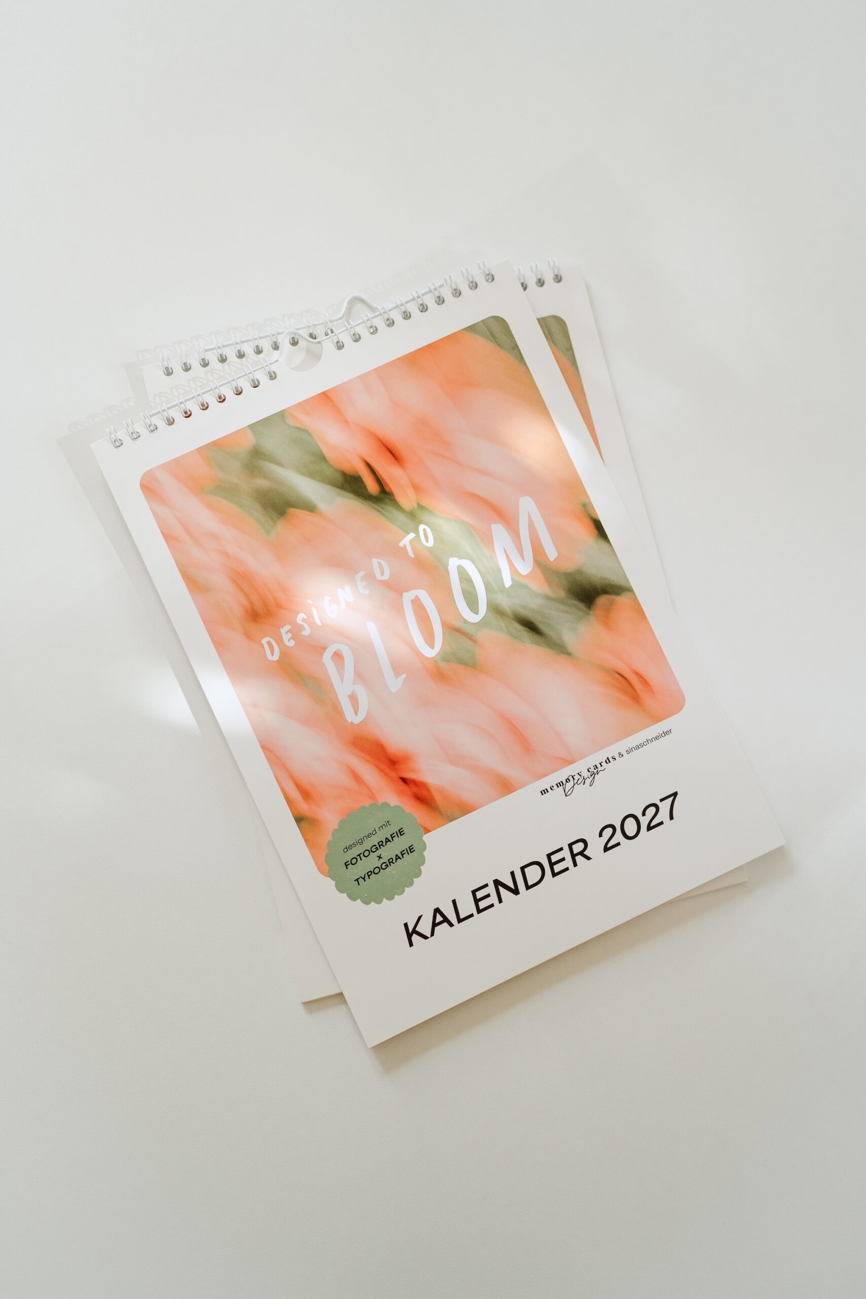 Kalender 2027 BLOOM | DIN A4 2 Kalender 2027 mit Blumenmuster und inspirierendem Spruch.