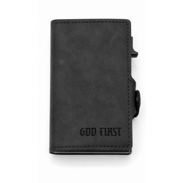Schwarze Bibel- oder Gebetsbuchhülle mit 'GOD FIRST' Aufdruck.