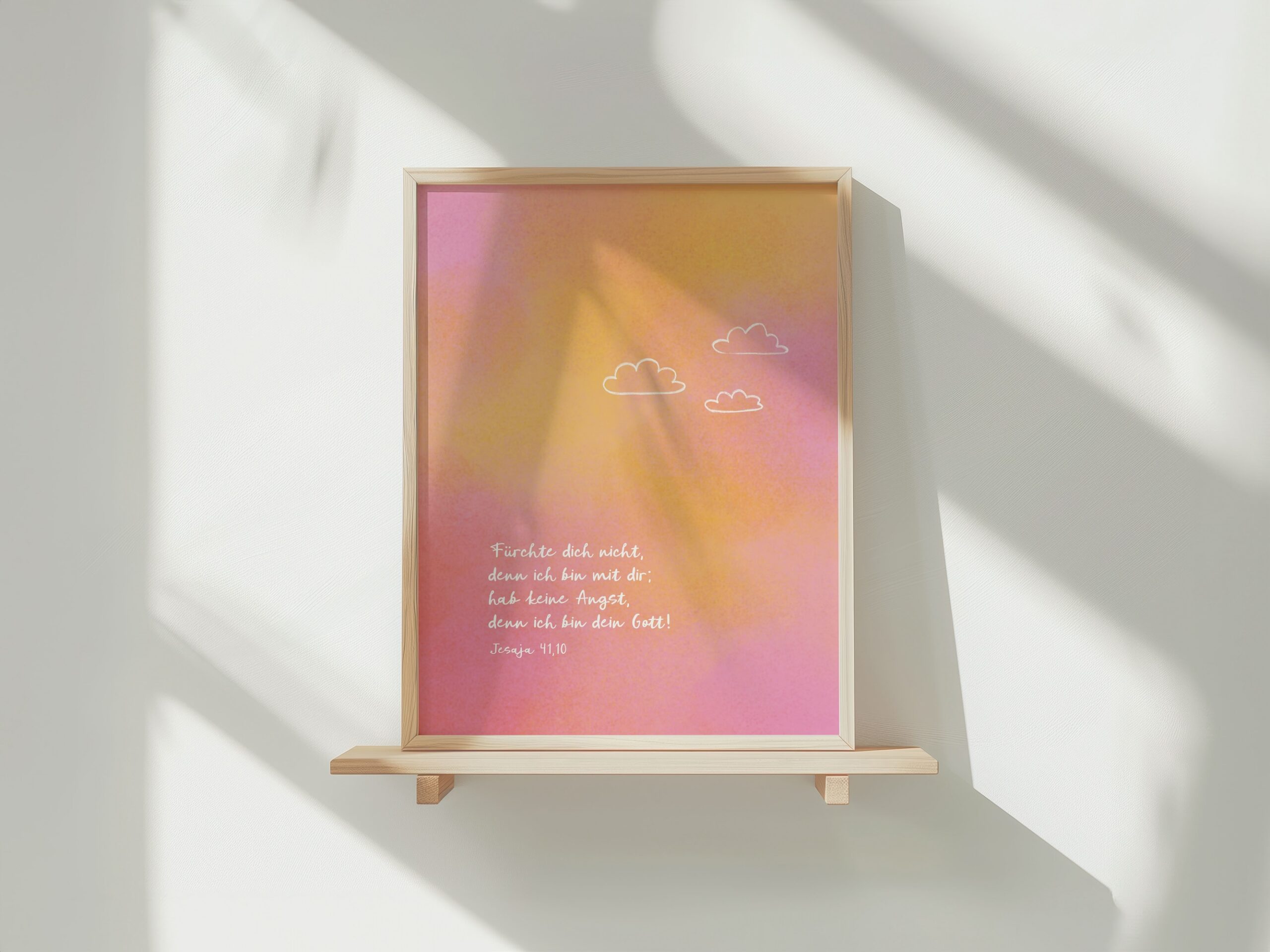 Poster A4 Jesaja 41,10 2 Bunte Wandtafel mit Bibelvers und Wolkenillustration, dekorativ im Raum.