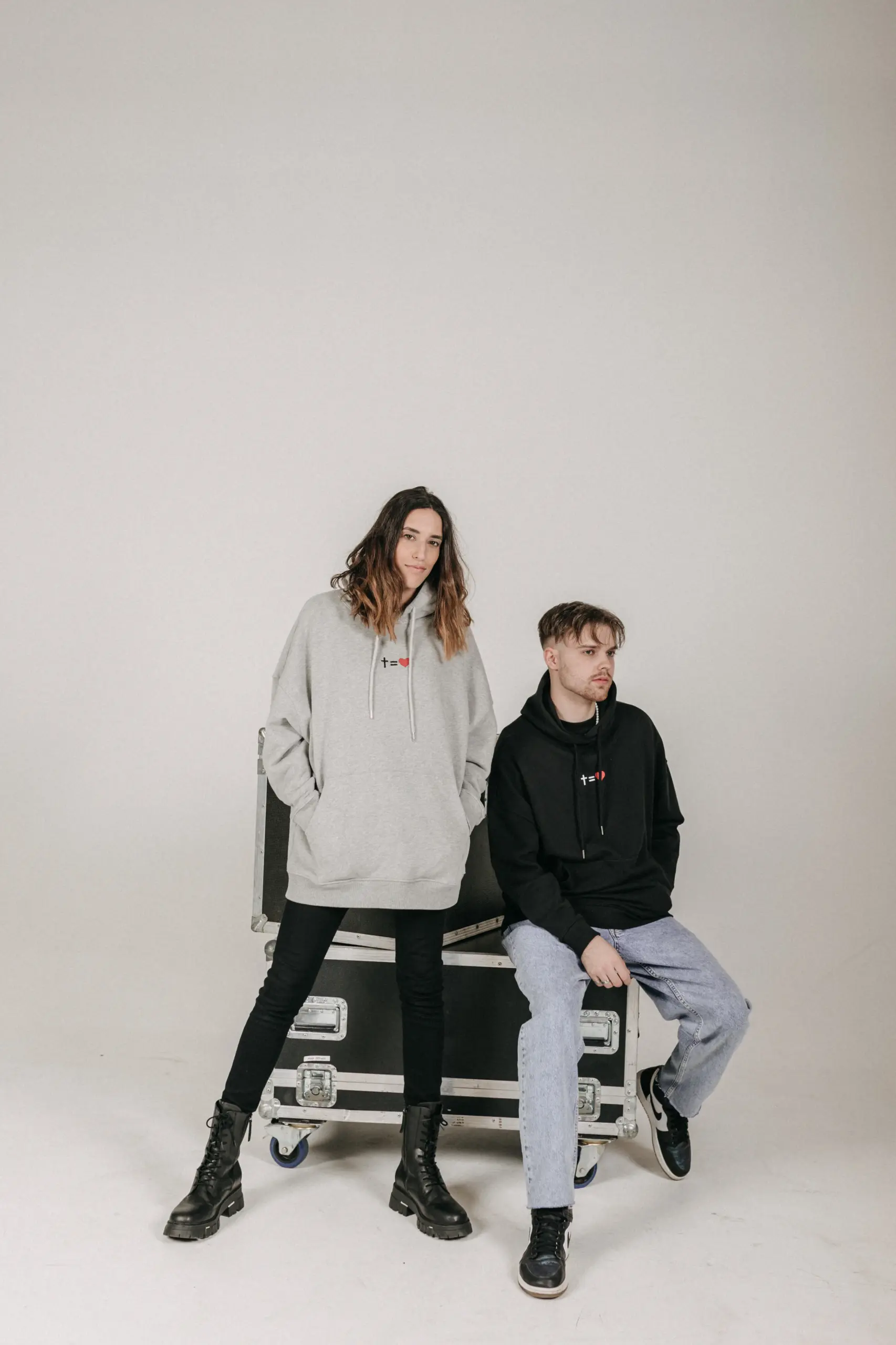 kreuzgleichliebe Hoodie Style Gratitude - unisex 19 Zwei junge Menschen in Streetwear vor neutralem Hintergrund, Mode für Christen.