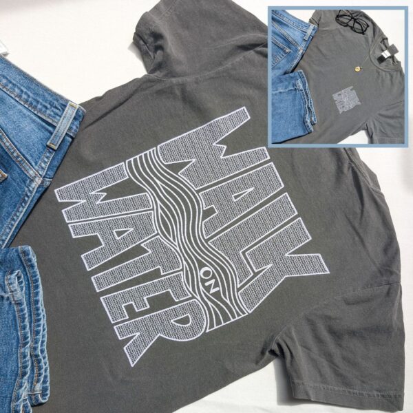 Christliches T-Shirt mit inspirierendem Schriftzug und modernem Design.