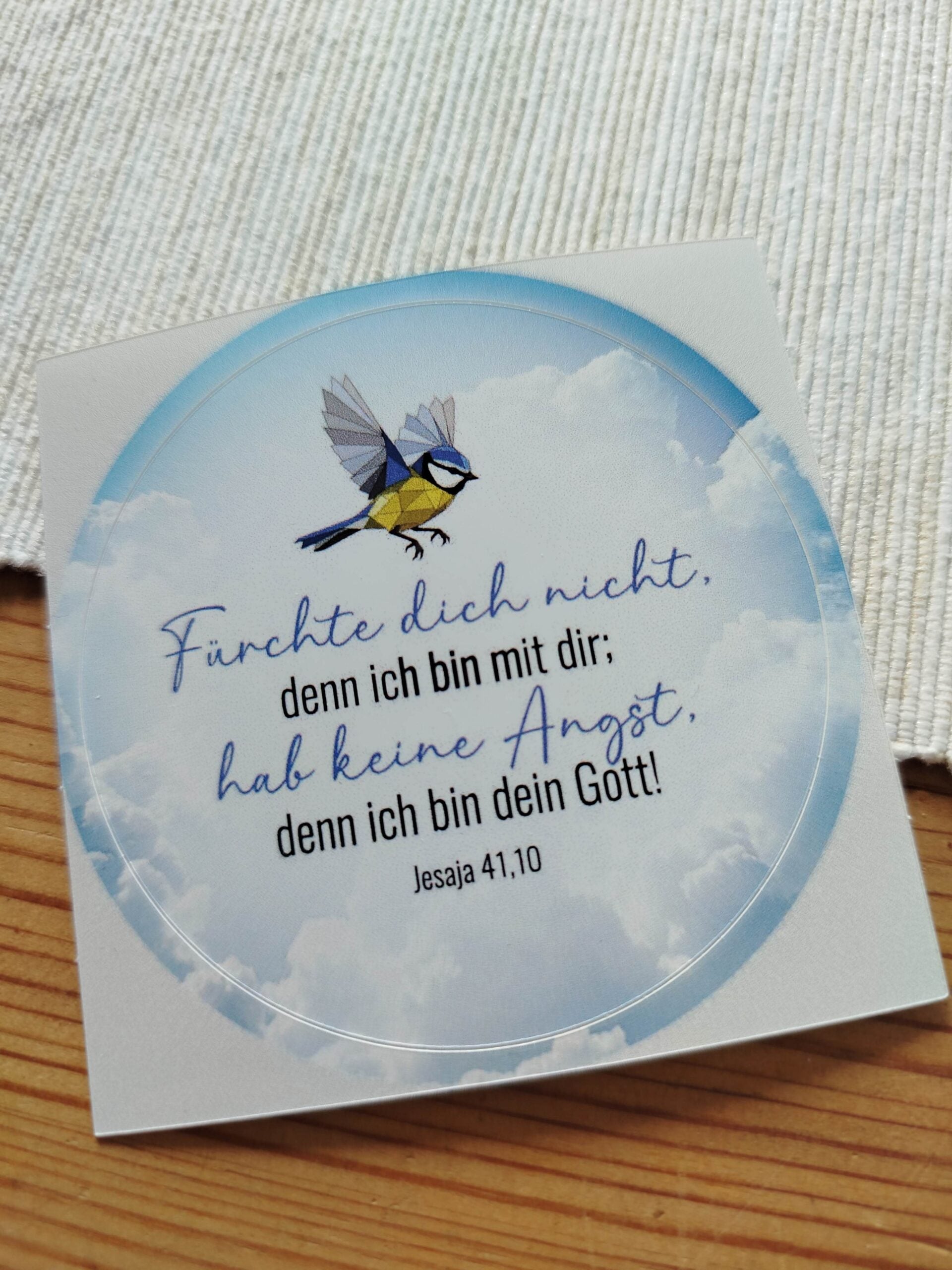 Motivierendes Bibelzitat mit Vogel und Wolkenkreislauf, Jesaja 41:10, christliche Botschaft.