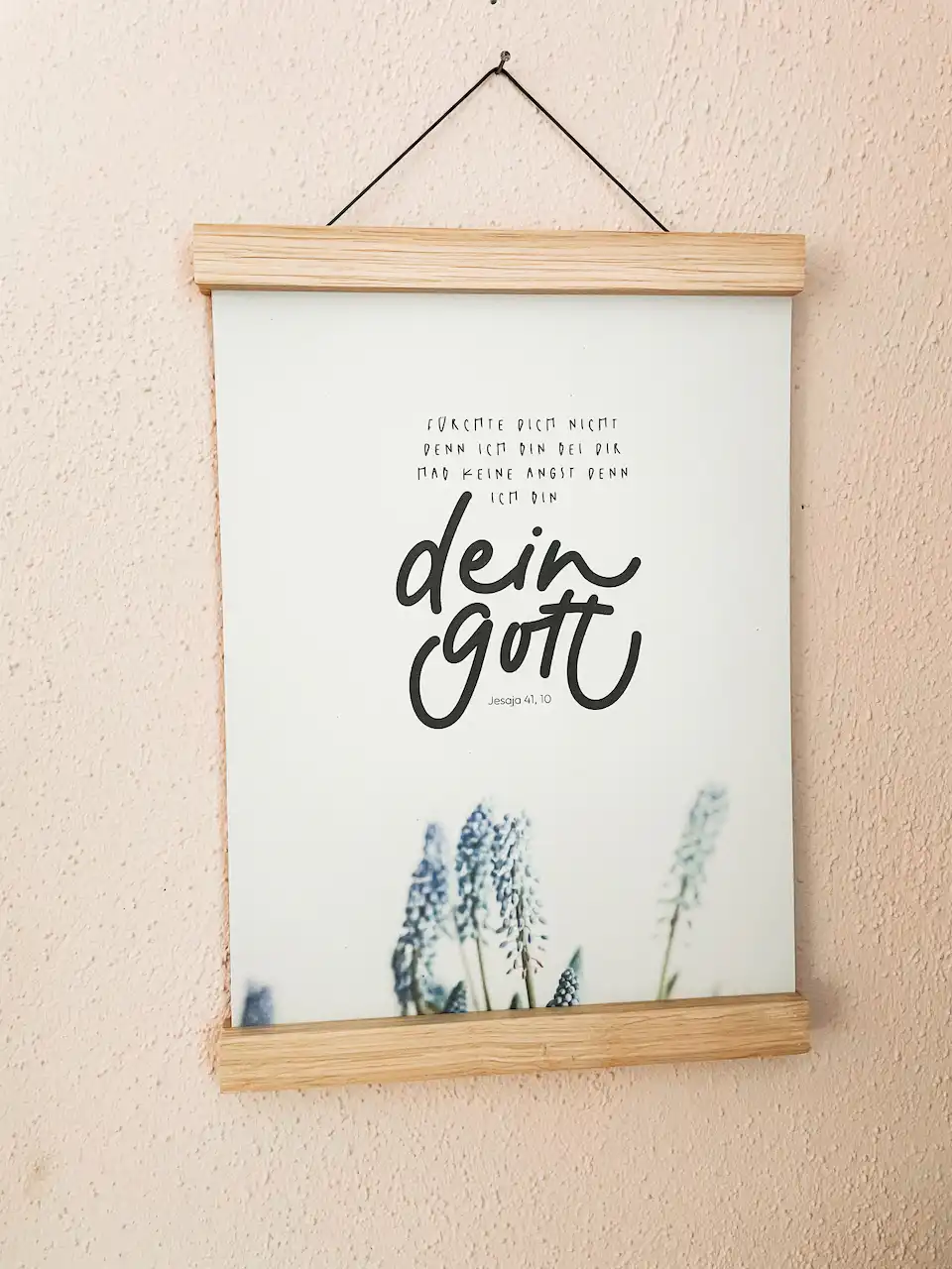 Christliches Wandbild mit Bibelvers und Lavendelblumen.