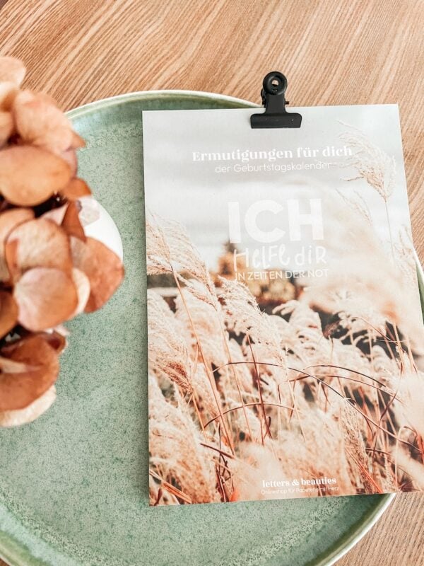 Christliche Motivationskarte mit Naturbild und ermutigenden Worten.