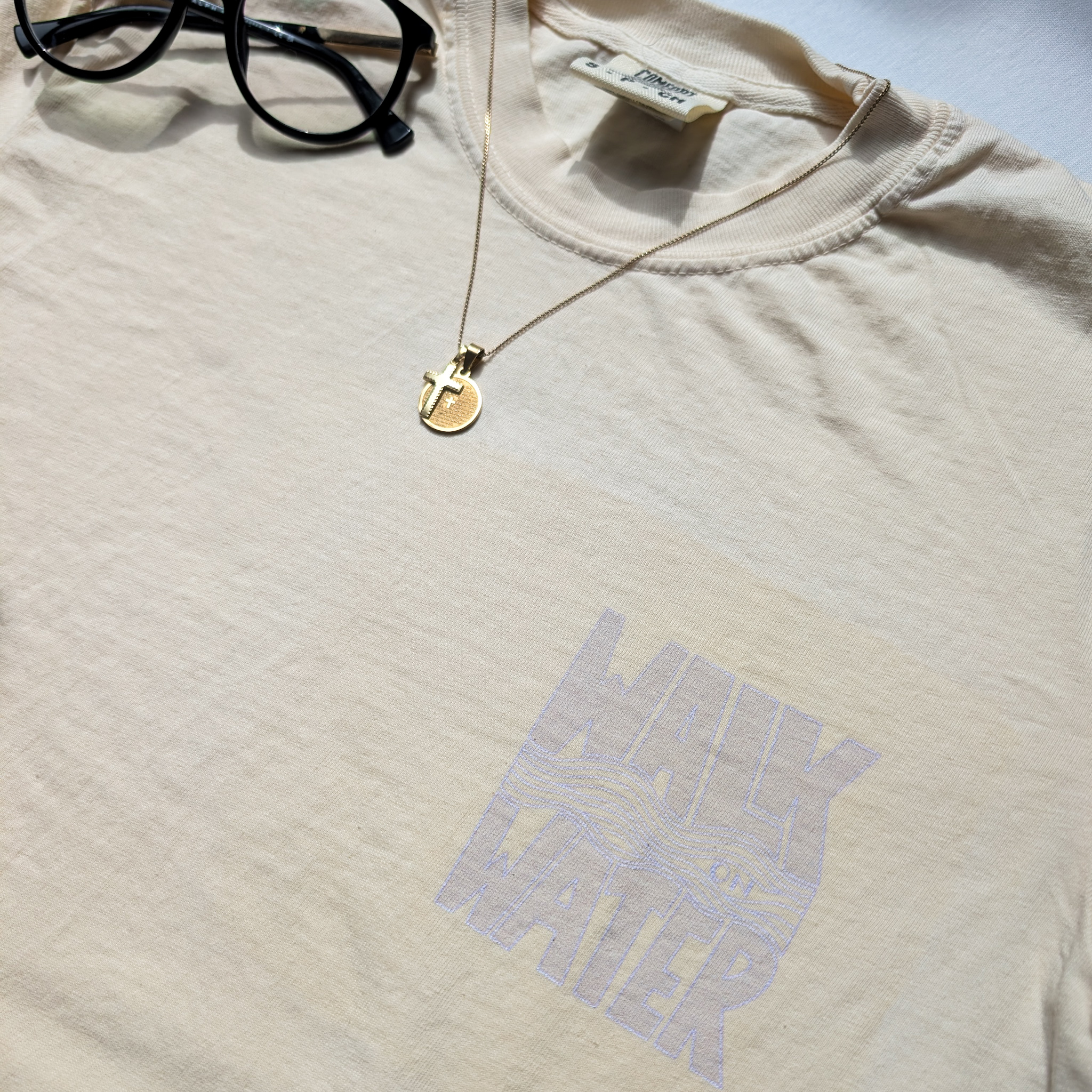 Shirt - Walk on Water 11 Christliches T-Shirt mit Aufdruck und Kreuzanhänger auf Mookho.de.