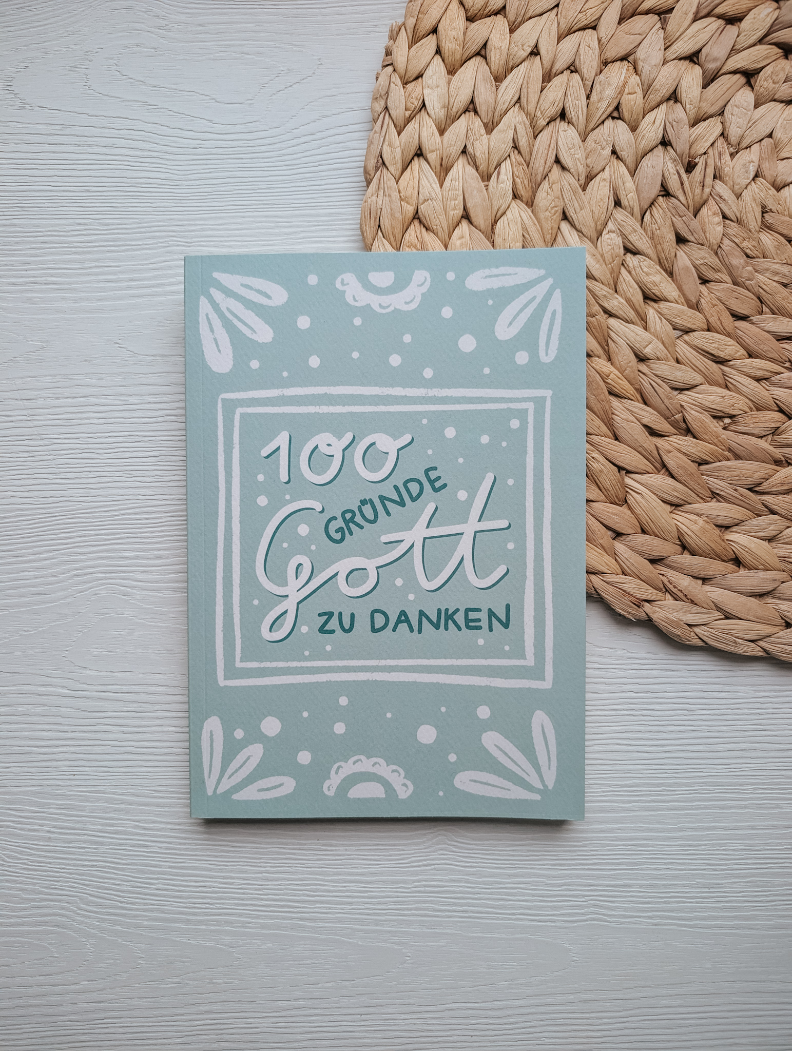 100 Gründe Gott zu danken – interaktives Dankbarkeitsbuch 2 Dankeskarte mit christlichem Spruch und dekorativem Design auf weißem Holzuntergrund.